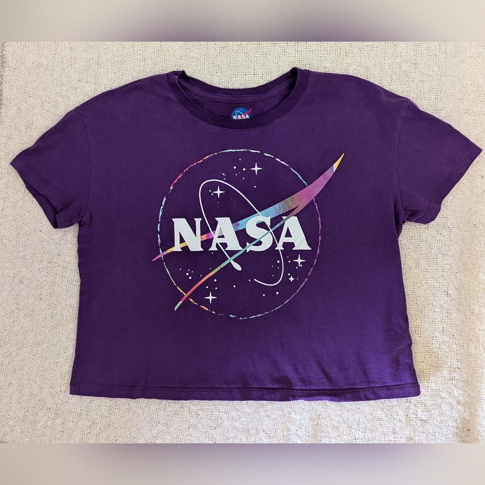Cropped Purple NASA T-shirt Size Medium 100% Cotton Short Sleeve Great Condition